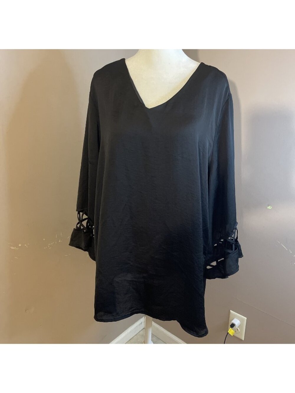 Chico’s 3 (US XL) Black Satin Blouse 3/4 Sleeve Lattice Cut Out Sleeve Career